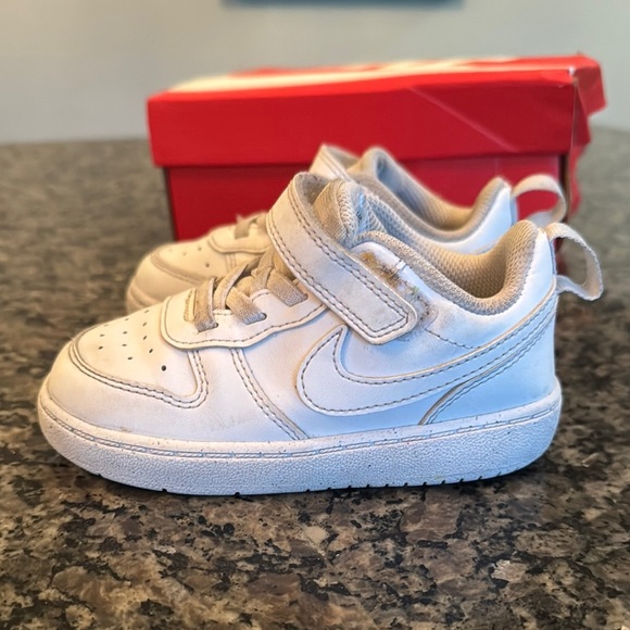 Nike White Leather Sneakers Low-Top Design - Picture 3 of 8